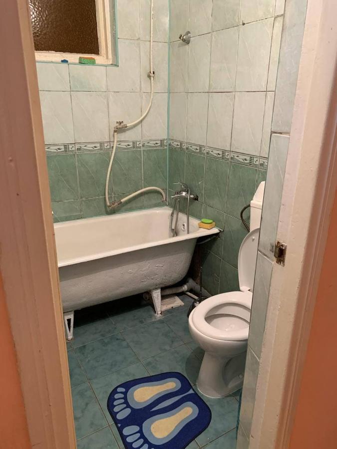 Апартаменти З Усіма Зручностями チェルニウツィー エクステリア 写真